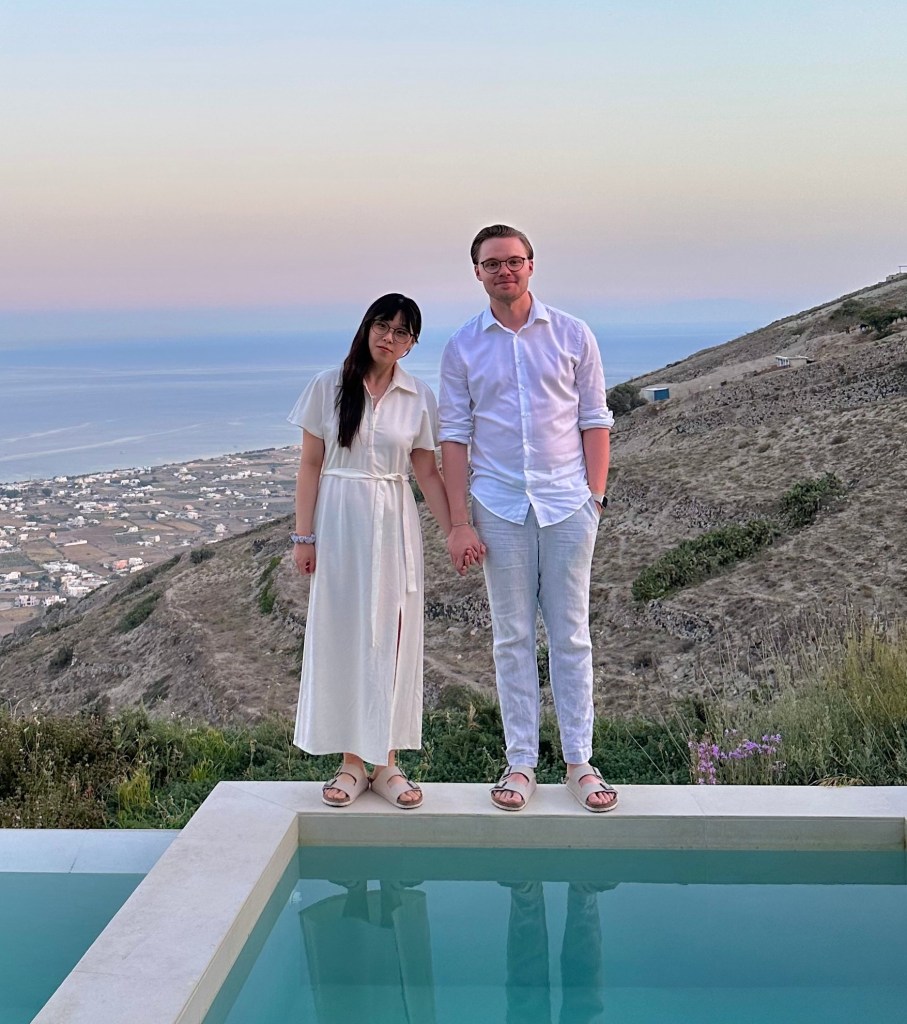 cat sitter hamburg, katzensitter hamburg, Katzenbetreuung Hamburg. About us. Hello dear cat owners, We are Su & Jonathan! All our lives we have had cats around us, with one of our beloved cats who was by our side for a proud 21 years. Unfortunately, due to our work situation, we are currently unable to get a cat of our own. But we wouldn't want to miss the company. That's why we're delighted to have the opportunity to look after your cat. Jonathan is a management consultant and works from home. This allows him to spend time with your furry friends during off-peak hours and give them the attention they deserve. Su has been in Germany since February and not only brings her passion for animals with her, but also plenty of time to lovingly look after your loved ones. As a trained graphic designer, she also has a creative eye - perhaps for some cute photos of your paws? We speak German, English and Korean and are looking forward to getting to know your cats!