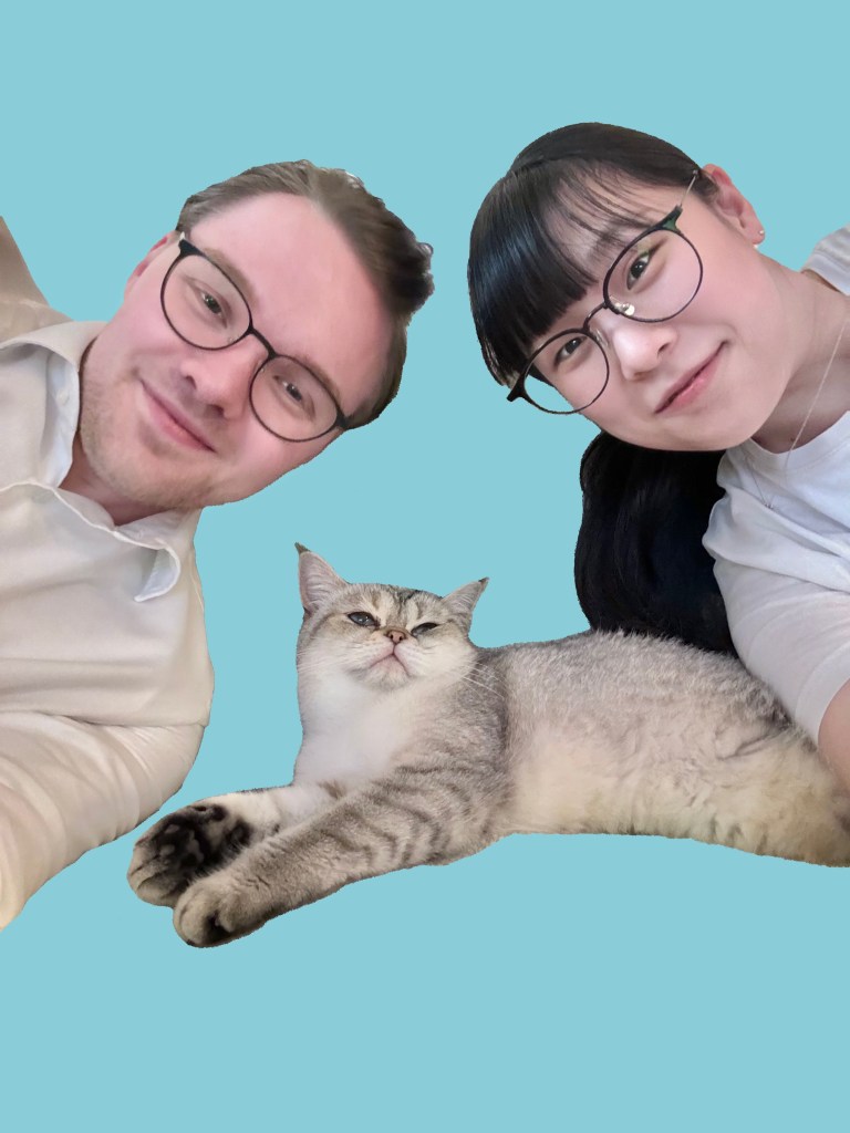 cat sitter hamburg, katzensitter hamburg, Katzenbetreuung Hamburg. Über uns. Hallo liebe Katzenbesitzer, Wir sind Su & Jonathan - Das Catsittercouple! Unser ganzes Leben lang haben wir Katzen um uns gehabt, mit einer unserer geliebten Katzen, die stolze 21 Jahre an unserer Seite war. Aufgrund der beruflichen Situation können wir uns leider aktuell keine eigene Katze zulegen. Aber die Gesellschaft möchten wir nicht missen. Deshalb freuen wir uns, die Möglichkeit zu haben, uns um eure Katze zu kümmern. Jonathan ist Unternehmensberater und arbeitet im Home Office. Dadurch kann er besonders gut zu den Randzeiten Zeit mit euren Fellnasen verbringen und ihnen die Aufmerksamkeit schenken, die sie verdienen. Su ist seit Februar in Deutschland und bringt nicht nur ihre Leidenschaft für Tiere mit, sondern auch viel Zeit, um sich liebevoll um eure Liebsten zu kümmern. Als gelernte Grafikdesignerin bringt sie zudem ein kreatives Auge mit – vielleicht für ein paar süße Fotos von euren Samtpfoten? Wir sprechen Deutsch, Englisch und Koreanisch und freuen uns darauf, eure Katzen kennenzulernen!